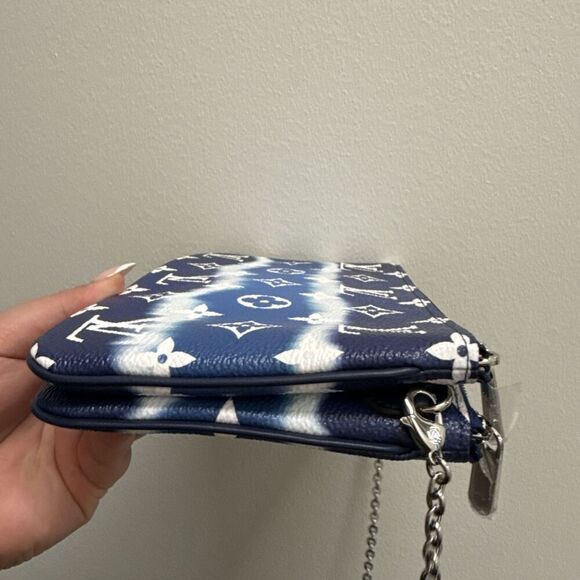 Louis Vuitton Escale Double Zip Pochette in Blue Monogram Giant - Picture 6 of 11